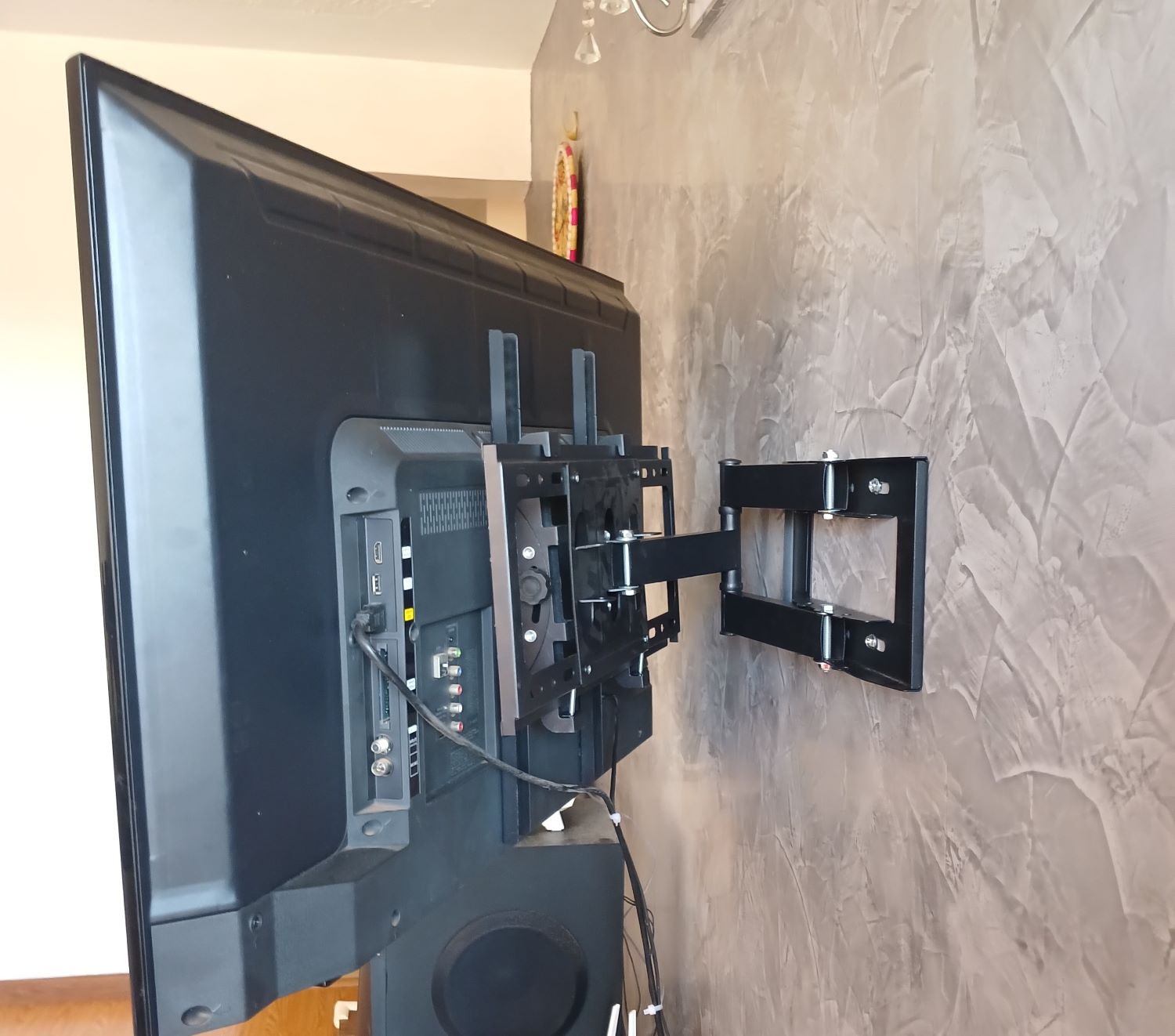 Tv mounted with Swivel bracket